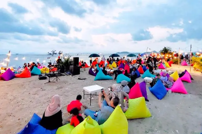 Pantai Sebalang, Menikmati Pantai Indah Sembari Kulineran di Lampung